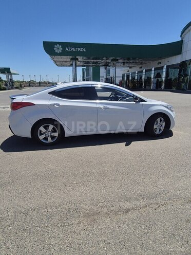 Hyundai Elantra-12