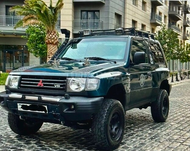 Mitsubishi Pajero-1