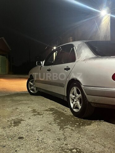 Mercedes E 320-7