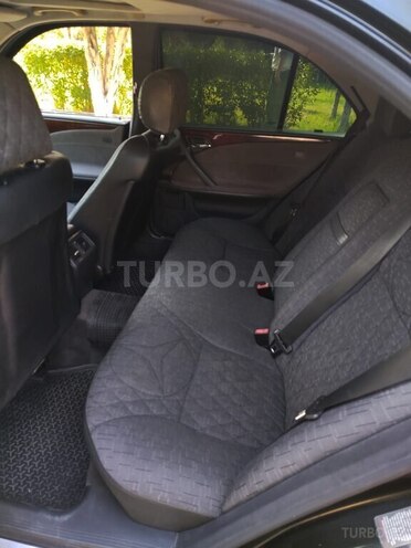 Mercedes E 270-3