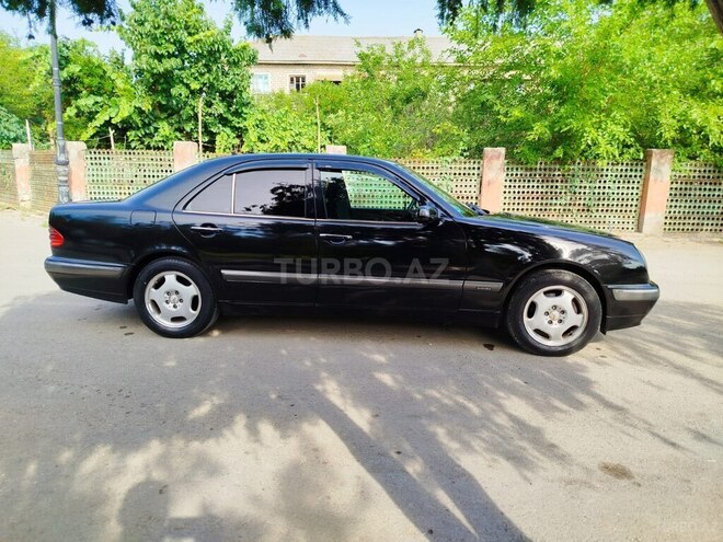 Mercedes E 270-7