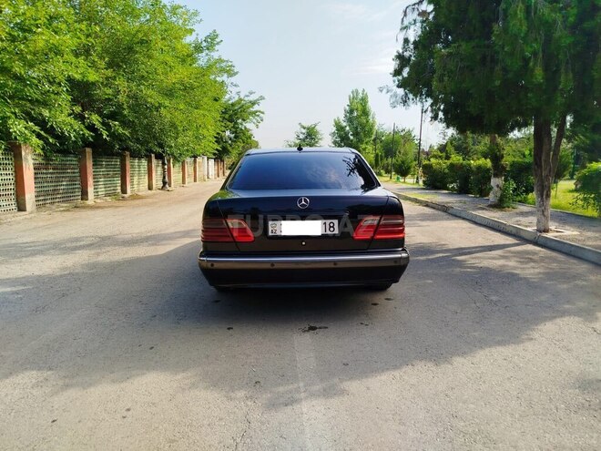 Mercedes E 270-6