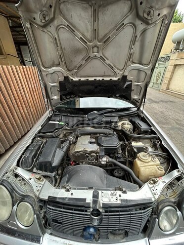 Mercedes E 230-11