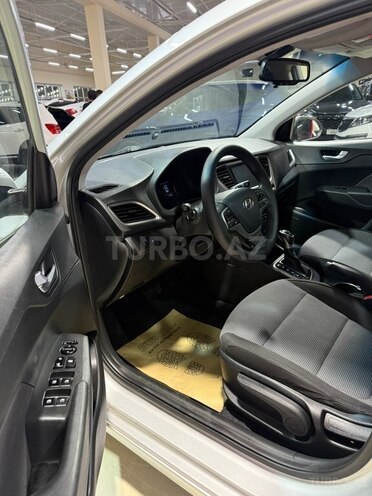 Hyundai Accent-13