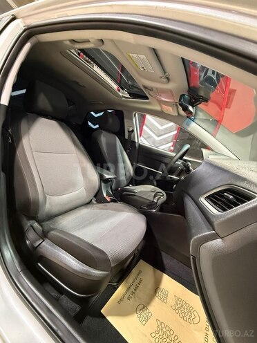 Hyundai Accent-15