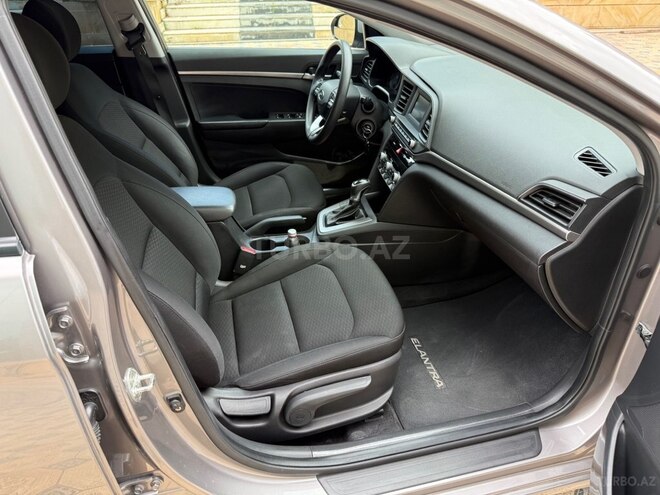 Hyundai Elantra-16