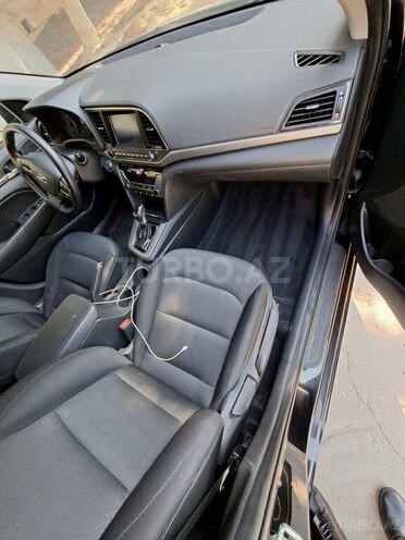 Hyundai Elantra-12