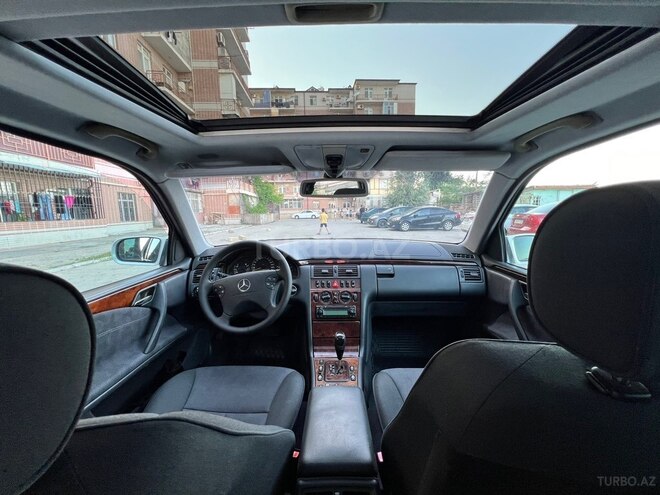 Mercedes E 270-21