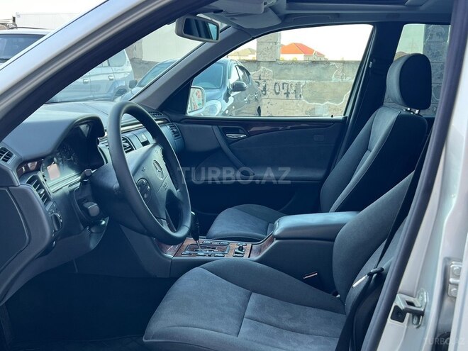 Mercedes E 270-8