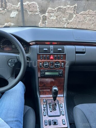 Mercedes E 270-2