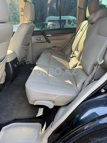 Mitsubishi Pajero-5