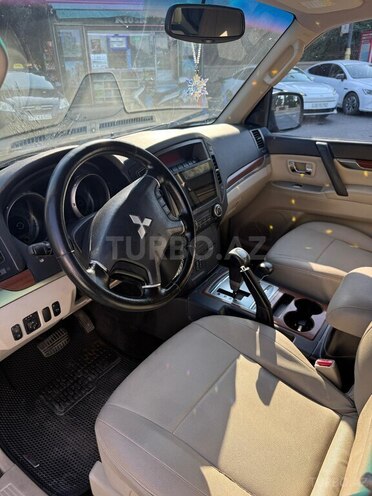 Mitsubishi Pajero-8