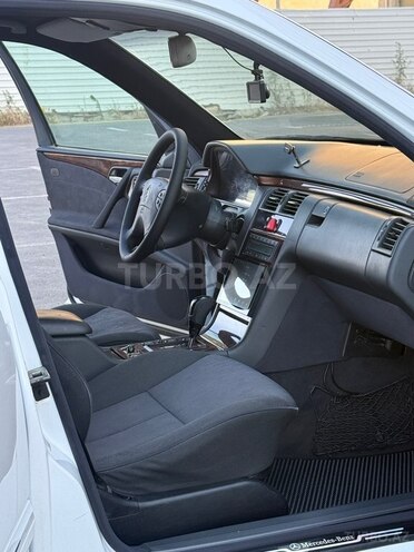 Mercedes E 240-21