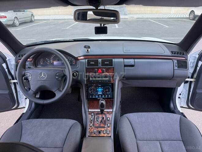 Mercedes E 240-17