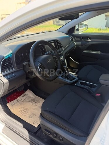 Hyundai Elantra-12