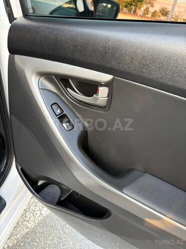 Hyundai Elantra-15