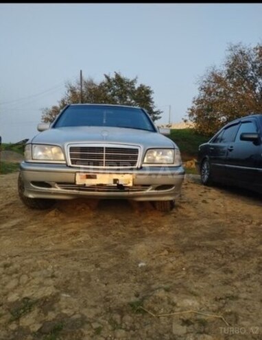Mercedes E 200-1