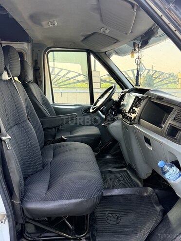 Ford Transit-9