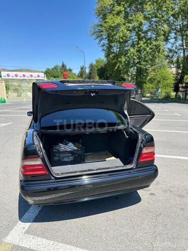 Mercedes E 200-5