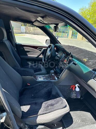 Mercedes E 200-8