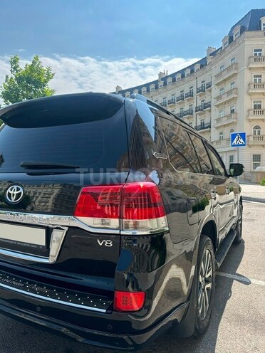 Toyota Land Cruiser-6