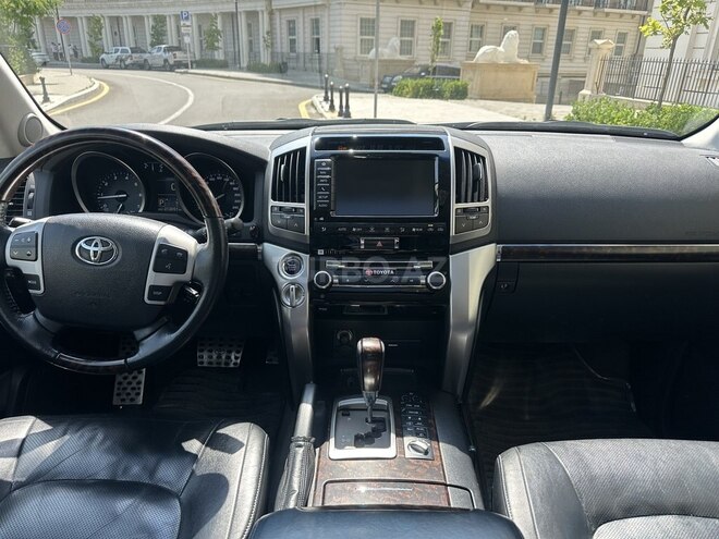 Toyota Land Cruiser-9