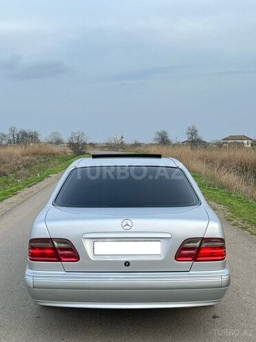 Mercedes E 270-4