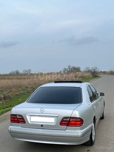 Mercedes E 270-5