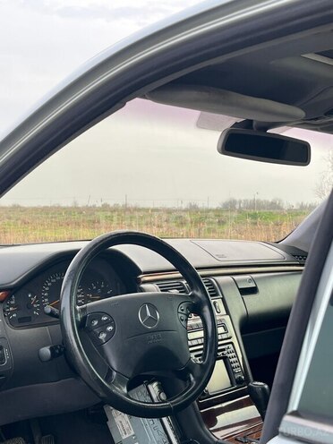 Mercedes E 270-10