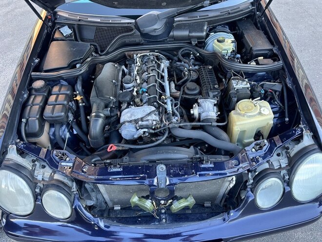 Mercedes E 270-4