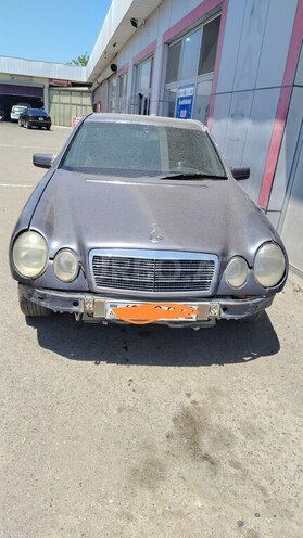 Mercedes E 200-1
