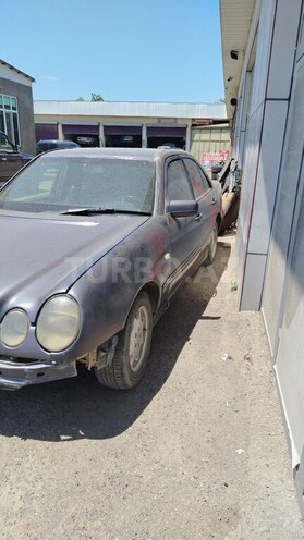 Mercedes E 200-3