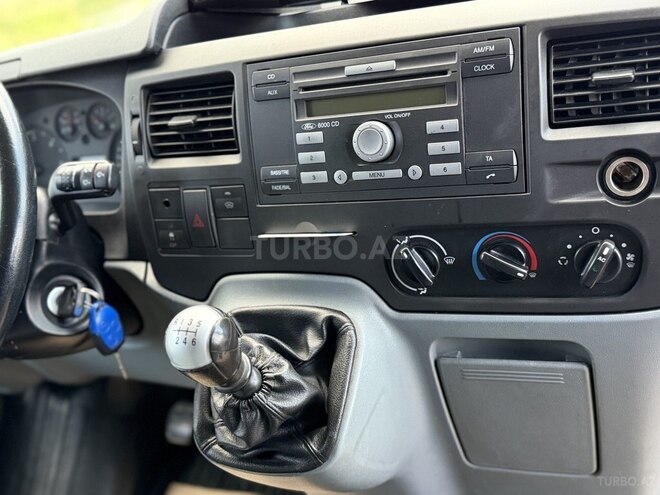 Ford Transit-10