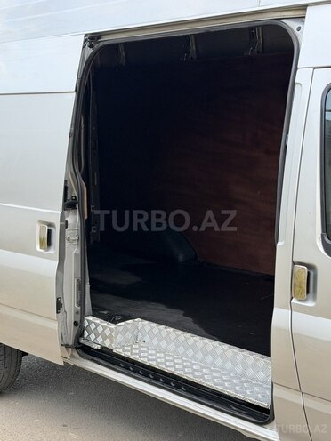 Ford Transit-9