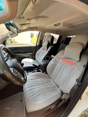 Mitsubishi L200-11