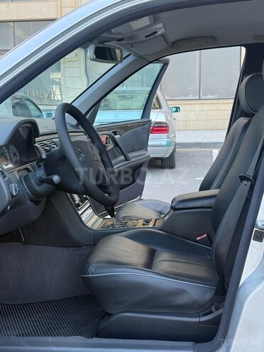 Mercedes E 240-21