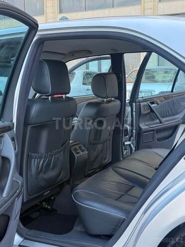 Mercedes E 240-19