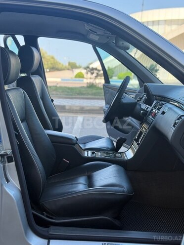 Mercedes E 240-17