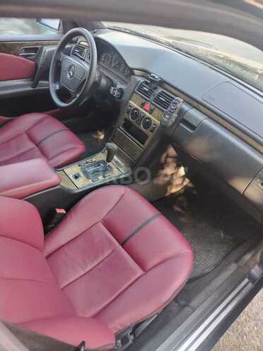 Mercedes E 230-3