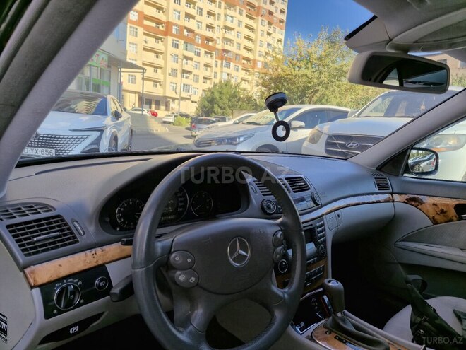 Mercedes E 220-11