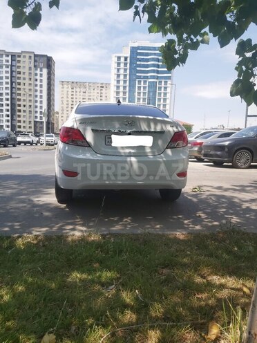 Hyundai Accent-5