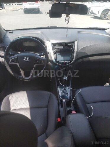 Hyundai Accent-12