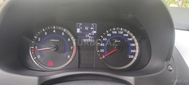 Hyundai Accent-17
