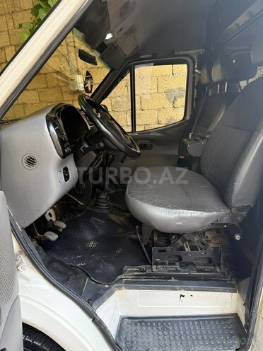 Ford Transit-15