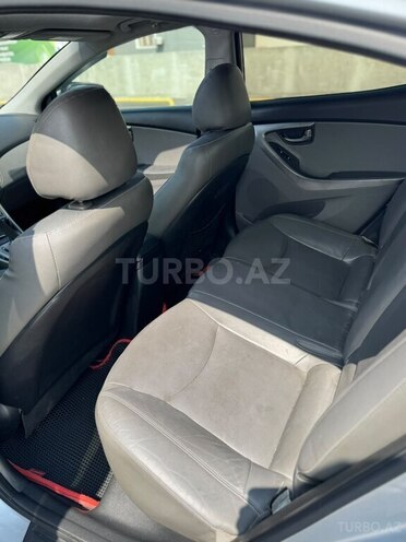 Hyundai Elantra-8
