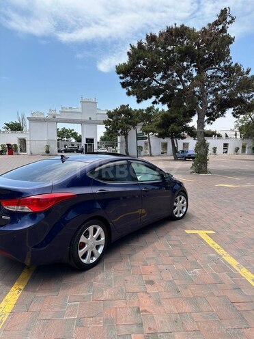 Hyundai Elantra-13
