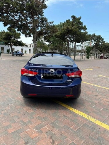 Hyundai Elantra-12