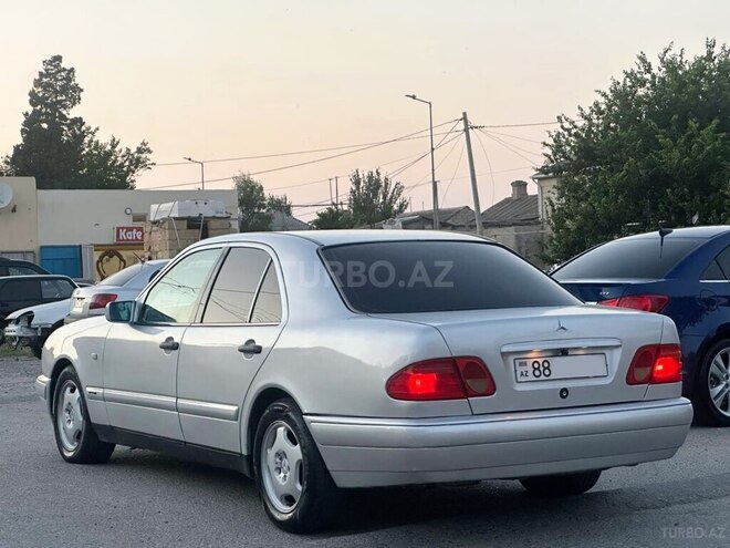 Mercedes E 200-13