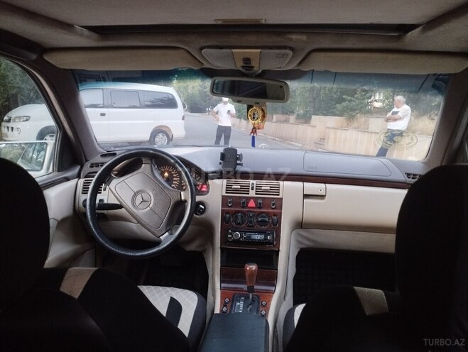 Mercedes E 230-5