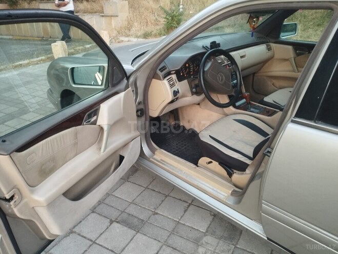 Mercedes E 230-3